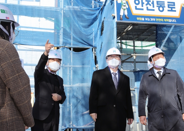 장종태 서구청장, 갈마 노인복지관(어르신 청춘회관) 신축 현장 점검 모습