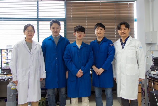 (왼쪽부터) KAIST 한승민 교수, 윤석중 박사과정, 김훈 박사과정, 김기선 박사, 홍승범 교수
