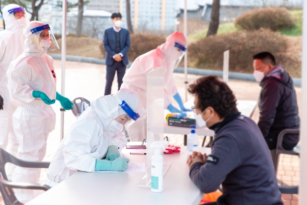 청양문화예술회관 임시 선별진료소 검체 채취 모습