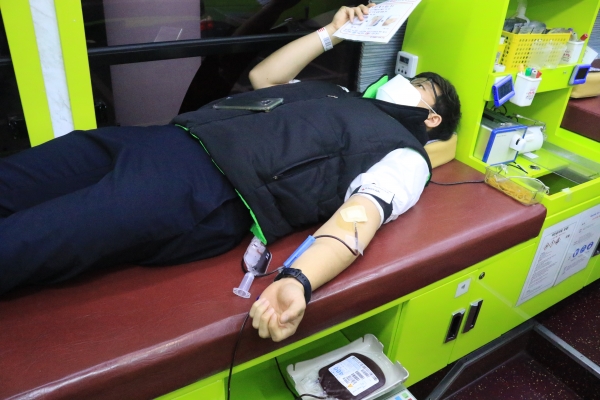 헌혈에 동참하는 대전하나시티즌 직원