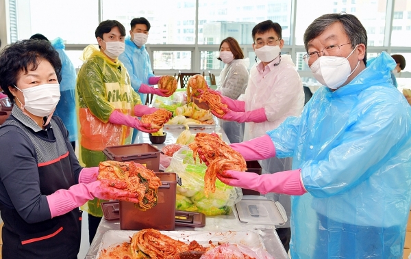 언택트 김장봉사 * aT 이기우 수급이사(오른쪽 첫 번째)