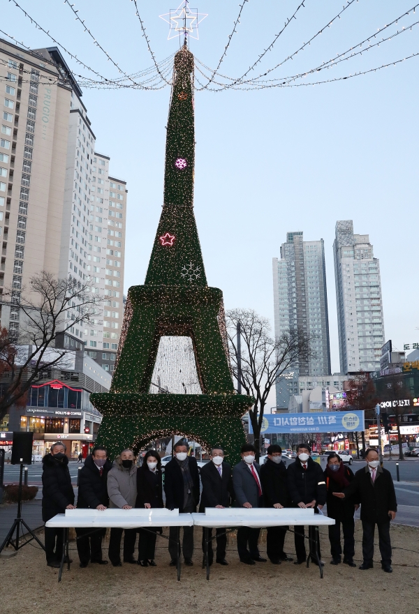지난 1일 오후 온천공원 일원에서 정용래 유성구청장과(왼쪽에서 다섯 번째) 유성구기독교연합회 회원들이 성탄 트리에 불을 밝히고 있다