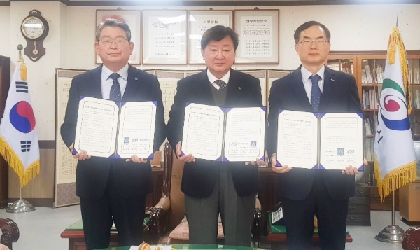 한국조폐공사는 2일 안동시청 시장실에서 안동시‧안동대학교와 ‘안동사랑상품권’ 발행을 위한 산학관 업무협약을 체결했다.(오른쪽부터 조폐공사 조용만 사장, 안동시 권영세 시장, 안동대 권순태 총장)