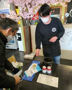 천안시와 (사)한국외식업중앙회 천안시지부가 지난 2일 고위험 밀집지역에서 코로나19 사회적 거리두기 동참 캠페인