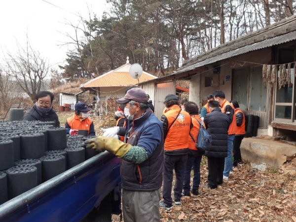 지난 2일 리더스봉사단에서 지역민과 취약계층에 전달해 달라며 마스크를 전달하고 사랑의 연탄나눔 봉사활동