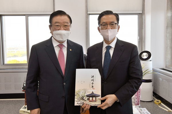 남당항, 해양관광 거점어항으로 재탄생_왼쪽부터 김석환 홍성군수 정성호 국회 예결위원장_ (지난 20년 11월 4일)