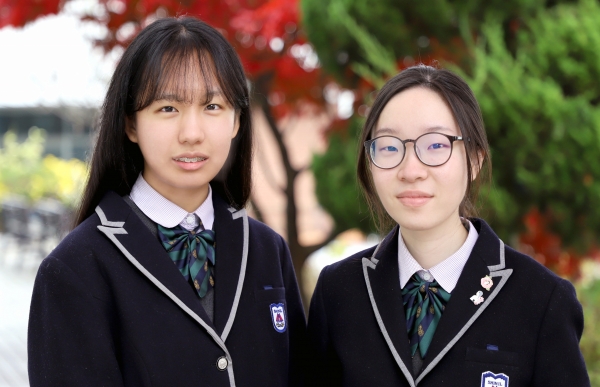 (왼쪽부터) 신일여고 김지수, 박보영 학생.