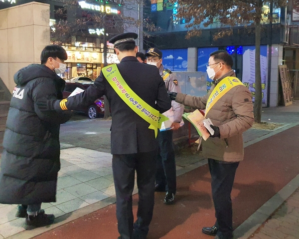 지난 3일 서산 중앙호수공원 일원 등에서 민관합동 청소년 유해환경 개선 캠페인 장면