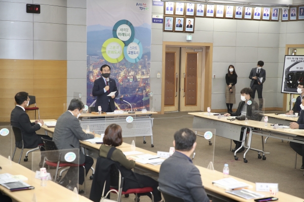 지난 3일 시청 대회의실에서 2020 천안형 클러스터 육성사업 진행상황에 대한 최종성과보고회를 진행하고 있다.