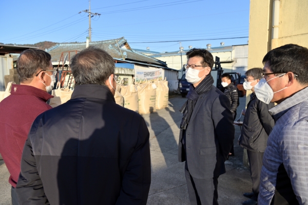 지난달 공공비축 미곡 매입 현장을 방문한 김정섭 시장 사진