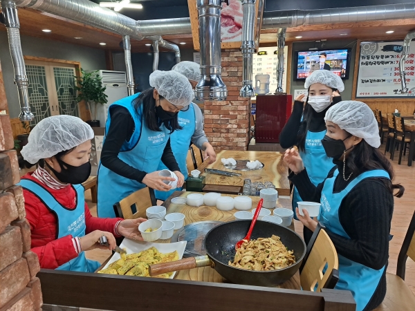 코로나-19 위기 보훈가족기초생활지원 위한 반찬 만들기 모습