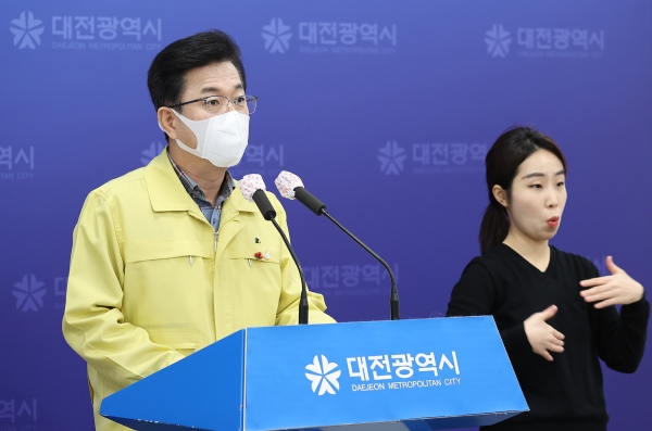 허태정 대전시장은 6일 오후 온라인 브리핑을 통해 12월 8일부터 3주간 사회적 거리두기 2단계 격상을 발표하고 있다.