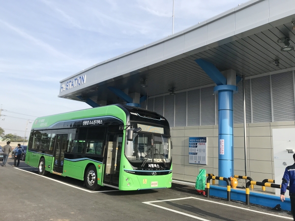 서산시 수소충전소 시범충전 장면