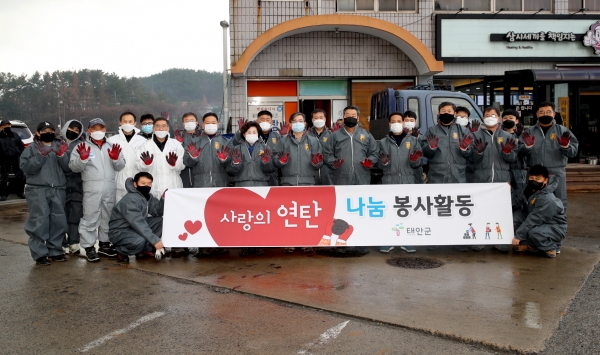 지난 5일 원북면의 한 기초수급자 가구에서 연탄 봉사에 구슬땀을 흘리고 있는 가세로 태안군수 모습.