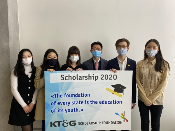 KT&G장학재단이 터키·러시아 현지 대학생들에게 총 1억원 규모의 장학금을 지급했다. 사진은 장학금을 수여받는 학생들과 김영훈 KT&G 러시아 법인장(왼쪽에서 4번째)이 참석한 가운데 러시아 모스크바 현지에서 열린 전달식 장면