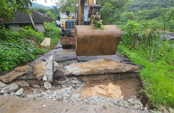 생활민원 만족도 관련 자료사진 - 도로 복구