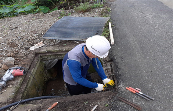생활민원 만족도 관련 자료사진 - 맨홀 보수