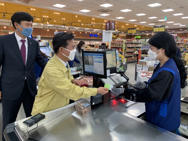 박정현 부여군수 굿뜨래페이 사용장면