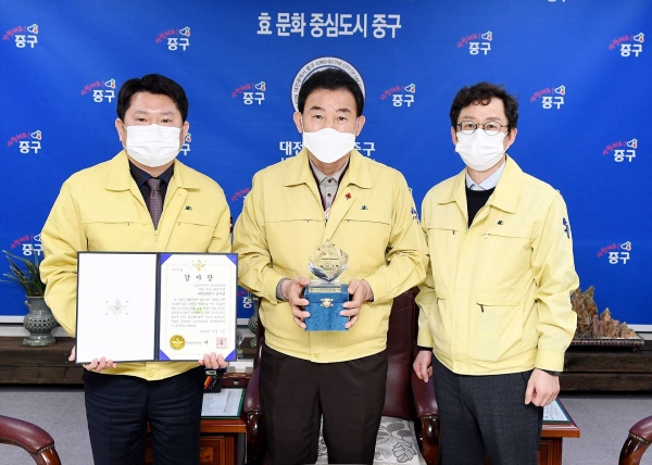 국방부에서 추진하는 2019년도 6.25전사자 유가족 찾기 지원 우수행정기관으로 선정됐다. 왼쪽부터 중구 안용호 총무국장, 중구 박용갑 청장, 중구 이동헌 민원봉사과장