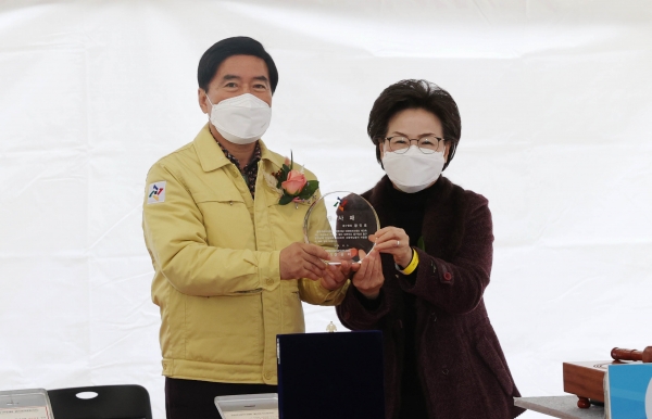 감사패 전달식 모습(사진 왼쪽부터 황인호 동구청장과 신순이 용운주공재건축조합 조합장)