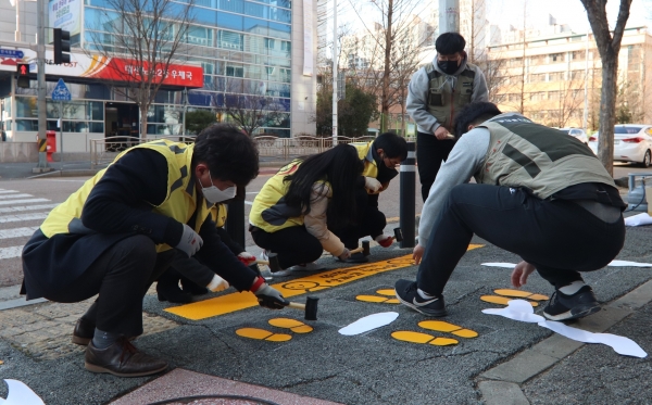 어린이 및 학생 교통안전을 위한 노란발자국을 설치하는 KINS 직원들