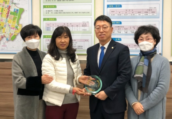 이종담 천안시의원(왼쪽 세번째)이 불당동 행복키움지원단으로부터 감사패를 받았다.