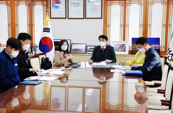 8일 시장실에서 열린 서산해미읍성축제 브랜드 디자인 개발용역 중간보고회 장면