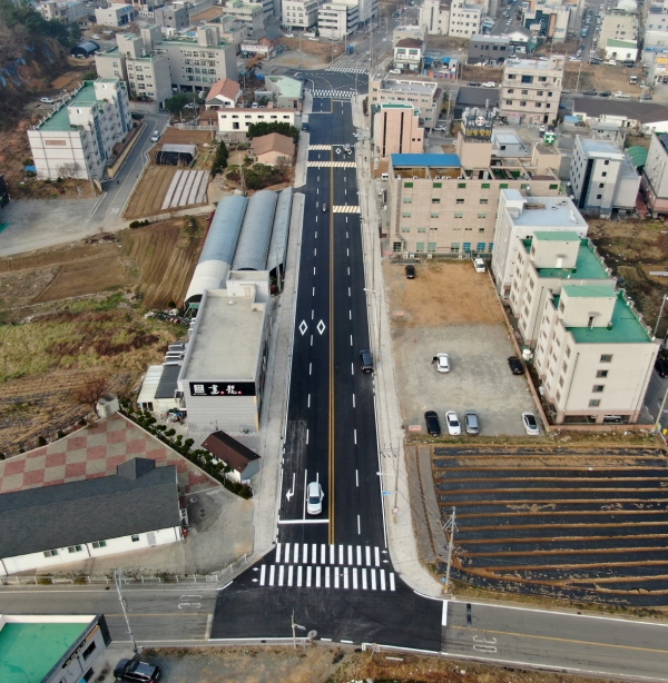 4차로 확보 및 인도가 추가 조성된 중로 1-13호 도로(보도) 모습.