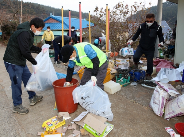 기초수급자 가정 주거환경개선 봉사활동 모습