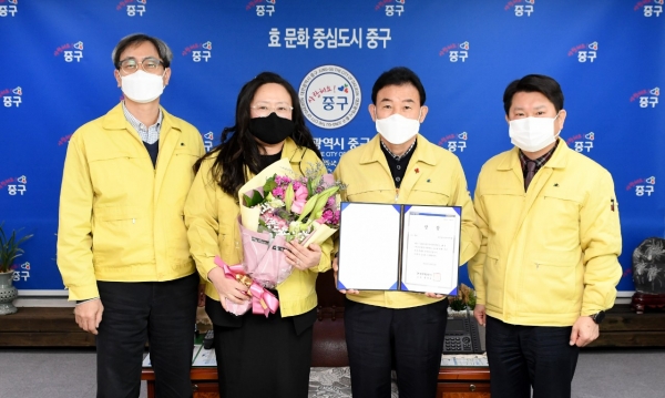 2020년 한국의축제 캠페인에서 ‘외국인에게 추전하는 글로벌 축제’로 선정된 대전효문화뿌리축제, 왼쪽부터 강명규 문화체육과장, 이종선 축제담당, 박용갑 중구청장, 안용호 총무국장