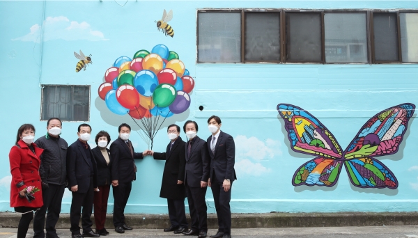 장종태 대전 서구청장이 도마2동 사마1길 일원 팝아트 거리에서 기념촬영을 하고 있다.
