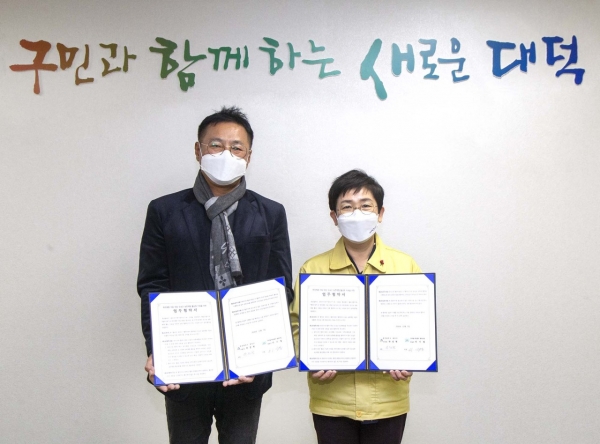 지난 7일 구청에서 이기열 산내들희망캠프협동조합 대표(왼쪽)와 박정현 대덕구청장(오른쪽)이 취약계층아동 농촌체험활동 지원 업무협약