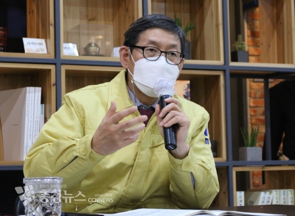 김용찬 행정부지사는 8일 도청 프레스센터에서 기자간담회를 열고 美 바이든 정부 출범 대응 경제전략을 소개했다.