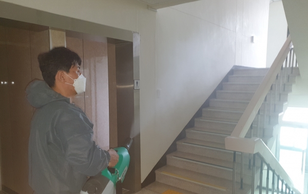 대전 동부교육지원청 청사 방역 모습.