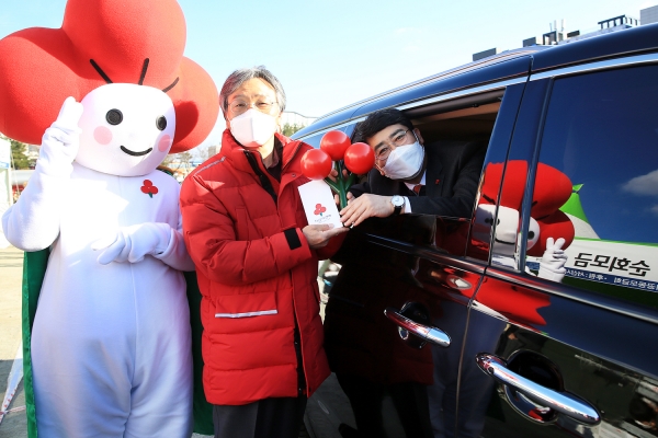 지난 8일 맹정호 서산시장이 희망 2021 나눔 캠페인 집중모의 날 행사에 참석해 성우종 충남사회복지고동모금회장에게 성금을 기탁하는 장면