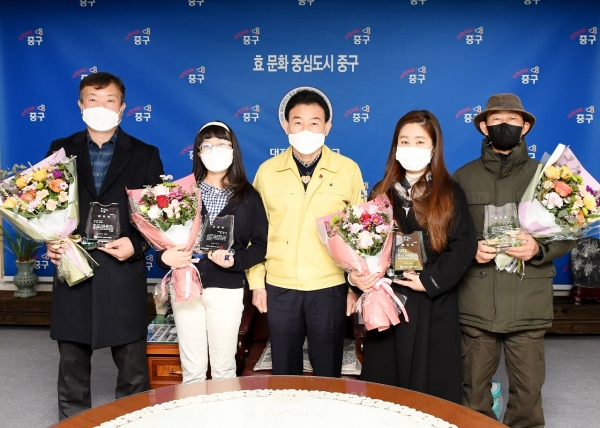 9일 중구청장 집무실에서 진행한 효월드 활성화 유공자 감사패 및 표창패 수여, 왼쪽부터 ㈜미주이엔지 현광호 대표, 정림초 강민서 학생, 중구 박용갑 청장, 대전공공미술연구원 황혜진 대표, ㈜전문건설조경 신인희 대표