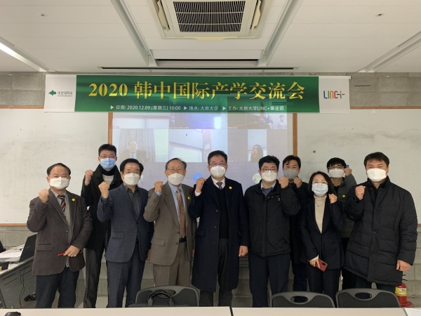 (왼쪽부터) 박청 교수, 정원희 교수, 윤종호 두현이앤씨연구소장, 임봉수 교수, 이영환 산학부총장, 박인성 우수안 대표, 한종민 기업협력센터장, 김숙희 소마바이오 대표, 저소웅 통역, 손봉호 지엔에스엔지니어링 이사