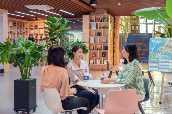 시청 본관 로비에 북카페 설치, 운영