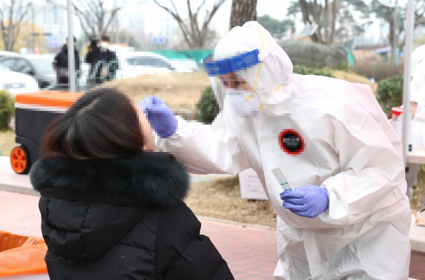 대전 유성구청 직원이 선별진료소에서 코로나 검사를 받고 있다.