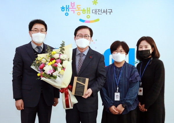 10일 세계태권도문화원(유성구)에서 인권의 날을 기념하기 위해 열린 제72주년 세계인권선언 시민기념대회에서 ‘2020 대한민국 시민인권상’을 수상했다.