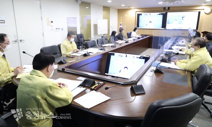김지철 충남교육감을 비롯한 충남교육청 직원과 교육공동체 대표의 영상 간담회 사진