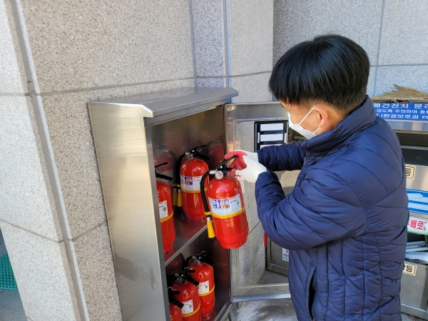 지난 9일 온천2동 행정복지센터에서 동 직원이 설치된 소화기함에 소화기를 비치하고 있다