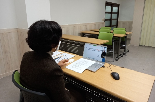 줌(ZOOM)을 통한 공모사업 PPT 발표모습.