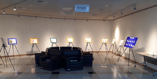 신탄진도서관 로비 전시된 환경관련 도서.