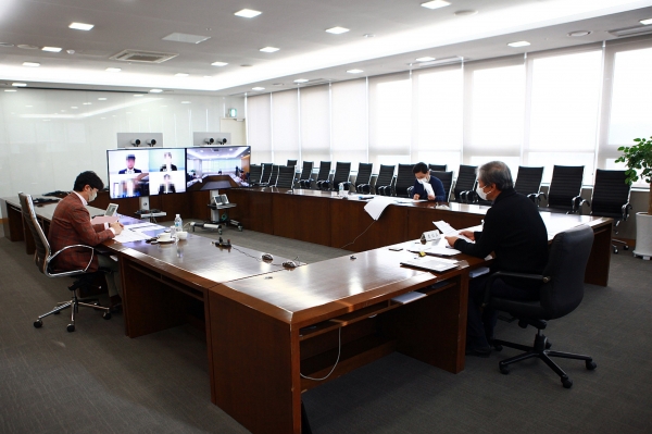 시계 방향으로 계룡건설 이승찬 사장, 한승구 회장, 오태식 부사장이 화상을 통해 경영진 면접을 진행하고 있음.