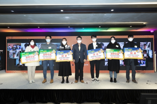 왼쪽 세 번째 양소희 학생이 대상 수상 후 단체사진을 촬영 중에 있다.