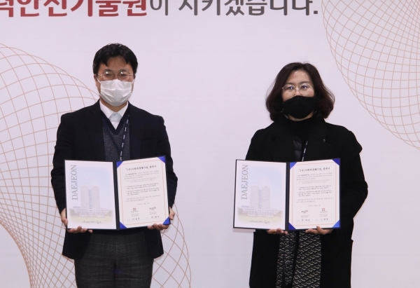 KINS-열린부뚜막 1사 1사 결연식. 사진 왼쪽부터 KINS 정현복 기획부장, 열린부뚜막 추경미 이사장