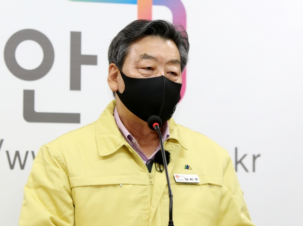 14일에 군청 브리핑룸에서 열린 가세로 태안군수의 ‘코로나19 태안19번 확진자 발생에 따른 ’비대면 온라인 언론브리핑‘ 모습.