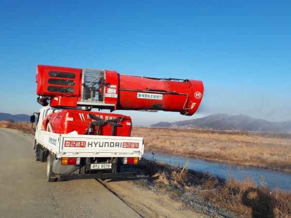 광역방제기와 살수차를 이용해 AI 방역활동을 펼치고 있다