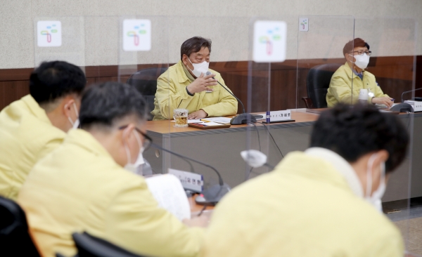 지난 14일 군청 중회의실에서 열린 ‘가족복합커뮤니티센터 건축설계용역 착수보고회’ 모습.